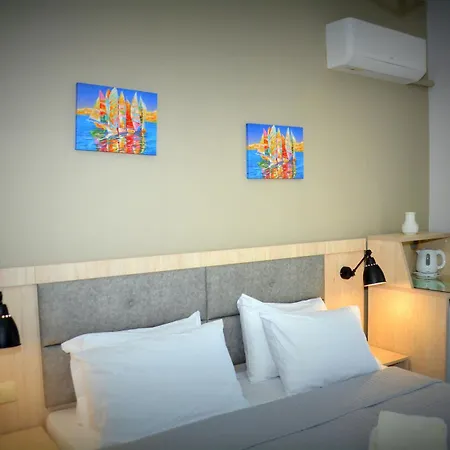 Denis And 2* Korinós