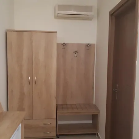 Denis And מלון 2*